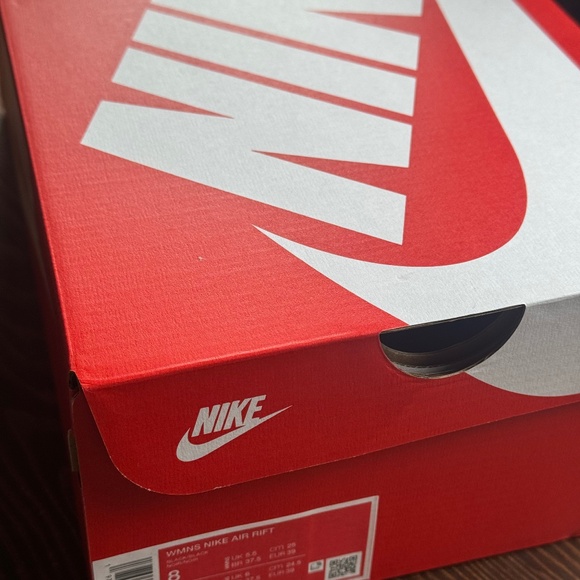 New, never worn Nike Women’s Air Rift – Red Floral – Size 8 / 6.5 (EU 39) - Picture 2 of 10